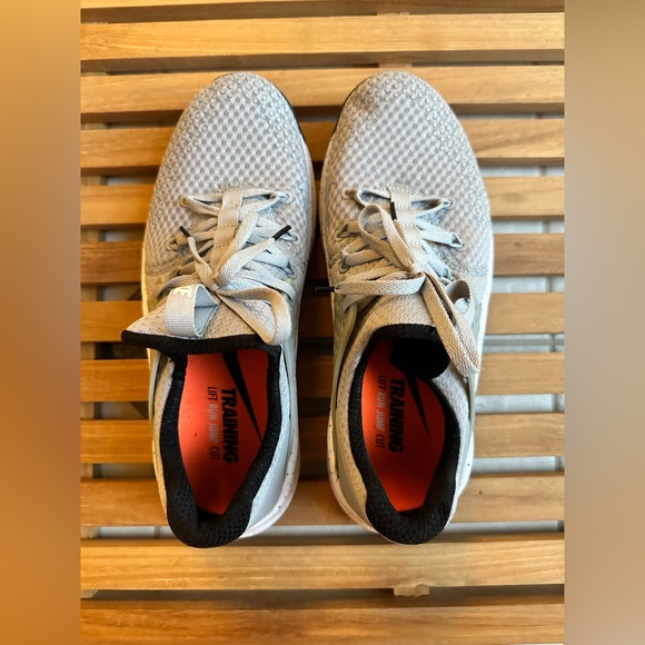 Nike Free Men’s Shoe - size 9.5 (runs half a size small) - Picture 2 of 5